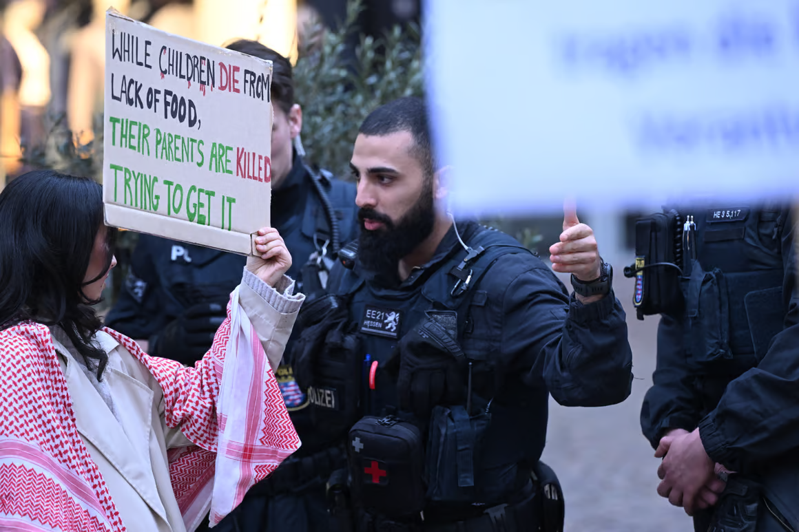 image HAMBURG ISLAMISTS CALL FOR IMPLEMENTATION OF SHARIA LAW