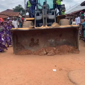 VIDEO: OSUN STATE INDIGENES DANCES AND JUBILATE OVER ROAD CONSTRUCTION