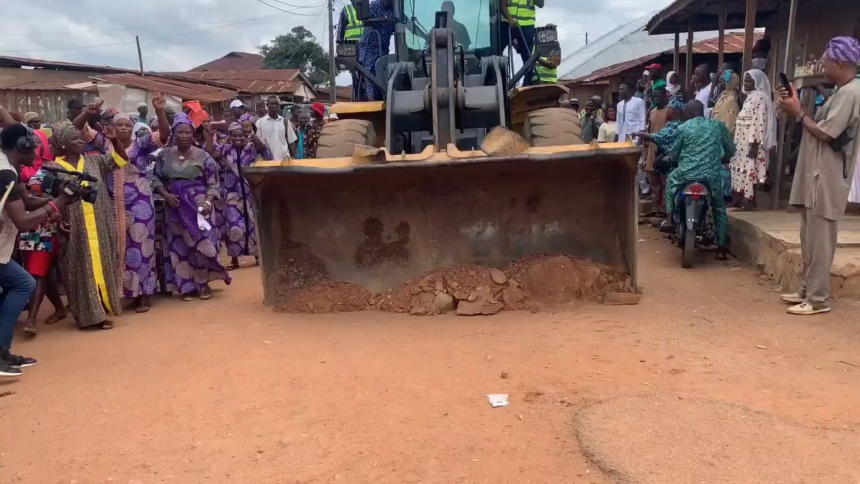 VIDEO: OSUN STATE INDIGENES DANCES AND JUBILATE OVER ROAD CONSTRUCTION
