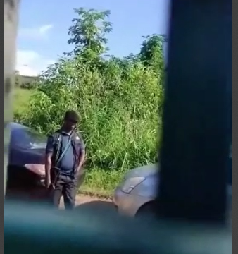 image VIDEO: BETWEEN RESIDENTS AND POLICE OFFICERS WHO CAME TO SEARCH THEIR HOUSE WITHOUT A WARRANT