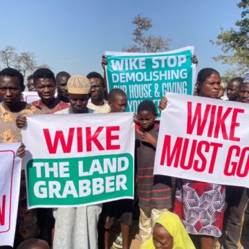 PHOTO NEWS: ABUJA RESIDENTS PROTEST AGAINST WIKE’S OFFICE FOR FORCEFULLY TAKING THEIR LANDS