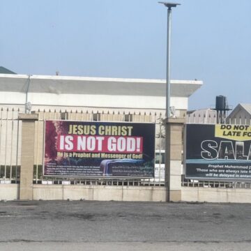 Video: Lekki Mosque Remove Controversial Banner