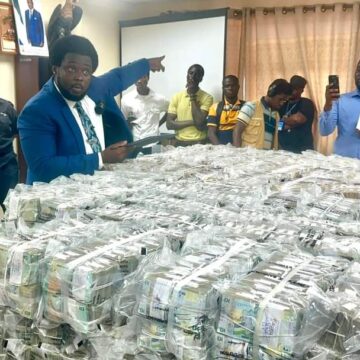 Photos And Video: Sierra Leone’s Anti Corruption Commission Recovers $1.5 Million From A Banker.