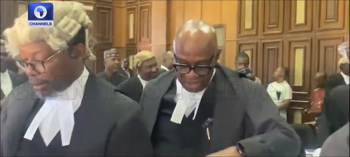 Video: Yahaya Bello Exchange Pleasantries with Legal Practitioners, After He Was Granted ₦500 Million Bail.