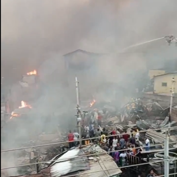 Fire Outbreak At The Kantamanto Market Near Accra Railway Station Affects Over 100 Shops.