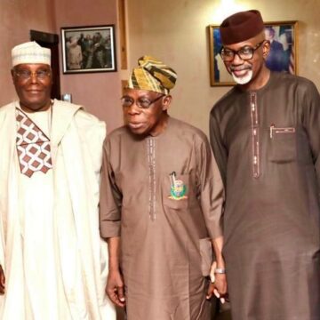 H.E. Atiku Abubakar, GCON, the former Vice President of Nigeria, visited former President Olusegun Obasanjo at his residence in Abeokuta, Ogun State.