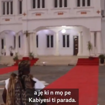 VIDEO: How Official Praise Singer Of The Ooni Of Ife Wakes Him Up Every Day.