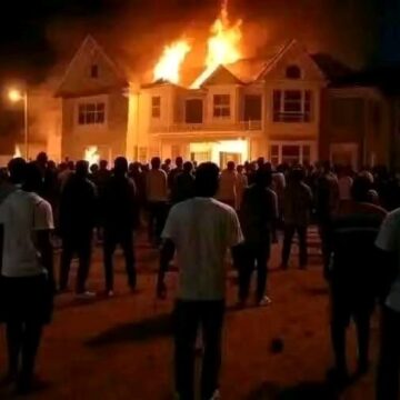 𝐁𝐫𝐞𝐚𝐤𝐢𝐧𝐠 𝐍𝐞𝐰𝐬: Riots Erupt in Rivers State as Angry Youths Set Wike’s House on Fire, Burn Vehicles, and Ban Him from Returning.
