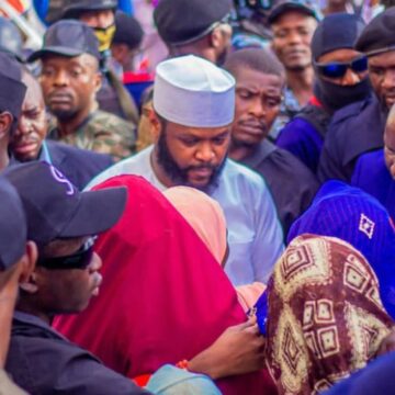 Breaking News: Igbo Youths Block Seyi Tinubu’s Convoy, Reject Rice Donations, Demand Jobs