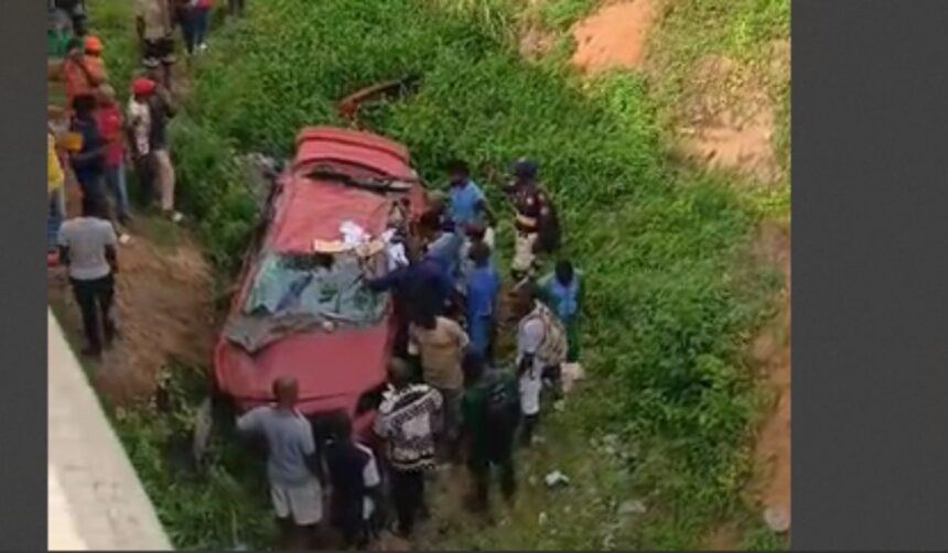 Vehicle falls from Otedola Bridge, driver rescued