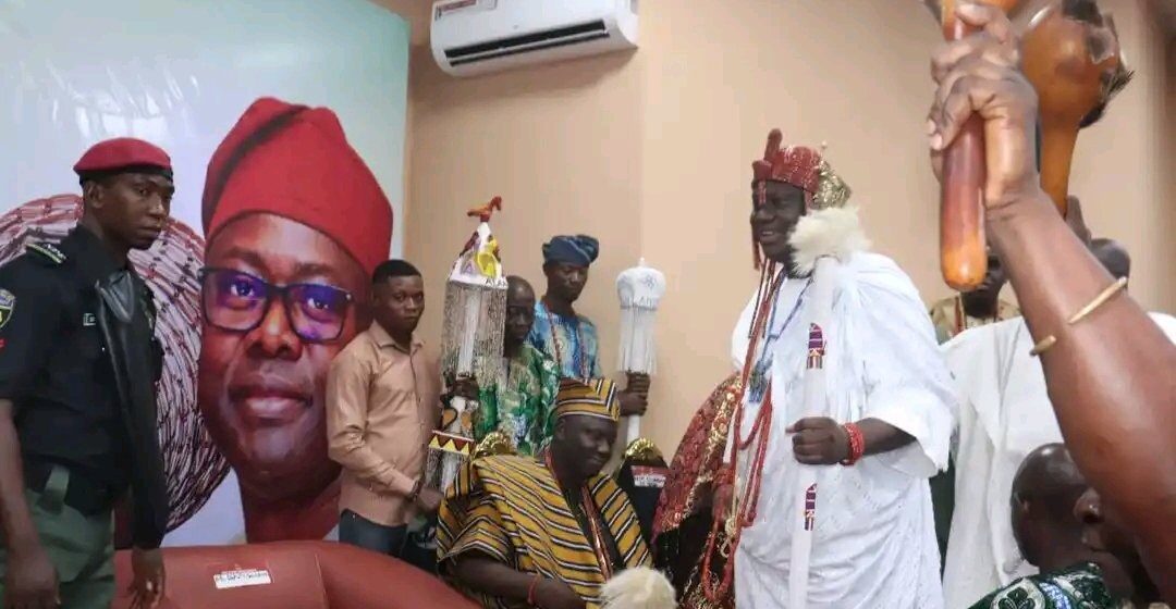 Tussle, Tradition Or History? Controversial Debate About Alaafin Of Oyo And Ooni Of Ife Greeting Posture At The Government House In Ibadan