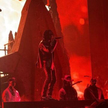 Rema Performing “HEHEHE” Live At The MSG Next To Mannequins Of Wizkid, Burna Boy & Davido.