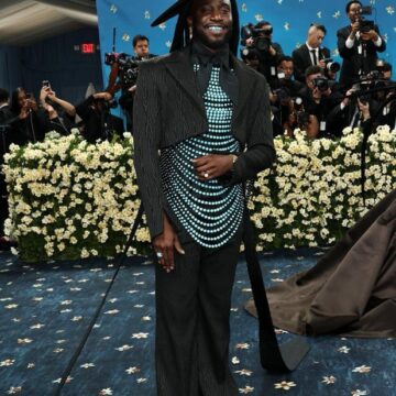 Rapper Shaboozey Feminine Look For The Meta Gala, Drapes Himself In Pearls While Wearing A Woman’s Hat.