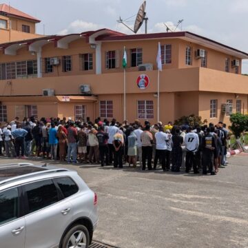 EFCC Arrests 120 Suspected Internet Fraudsters in Lagos