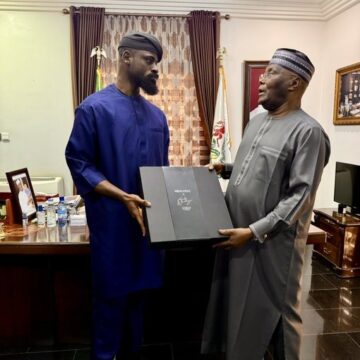 Photo: Chess Marathon Guinness World Record Champion Tunde Onakoya Delivers Board To Former Nigerian V.P. Atiku