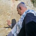 “A people has risen up as a lion – Am Yisrael chai!” —Israel P.M. At The Western Wall In Jerusalem Recites Special Prayer For Security Forces And President Trump.