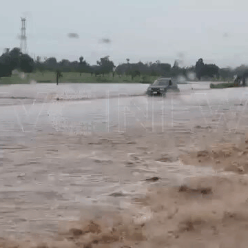President Tinubu’s Convoy Trapped In Heavy Flood Along Lafia-Makurdi Road On His Way To Benue