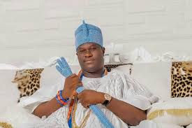 image Video: Ooni Of Ife Oba Adeyeye Ogunwusi’s Reaction To Meeting An Old Friend