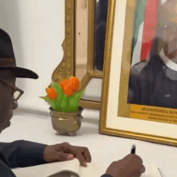 Video: Former president Goodluck Jonathan signing the condolence book of late president Muhammadu Buhari