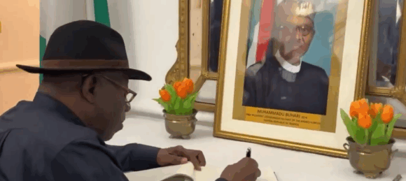 Video: Former president Goodluck Jonathan signing the condolence book of late president Muhammadu Buhari