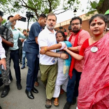 “We Are Fighting For The Constitution; We Are Fighting For This Country”—-Delhi Police Arrest Leader Of Opposition Party Rahul Gandhi, Priyanka Gandhi & Other MPs For Protesting Against ECI