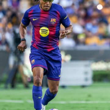 Photo Story: “Aura Before Aura Existed”—Barcelona FC Reminiscence On Its 2004 “Pit Bull,” Edgar Davids, Former  Dutch Midfielder