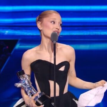 MTV Video Music Awards: “Thank you to my therapists and gay people, I love you.” — Ariana Grande Says while accepting Best Pop award