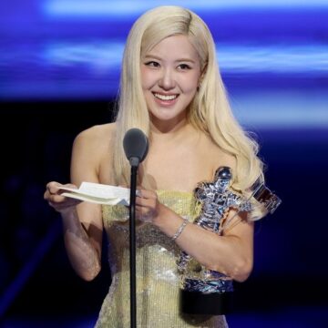 MTV VMAs: Rosé Accepts Award For Song Of The Year