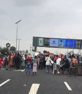 image Outrage as Oworonshoki Residents Block Third Mainland Bridge Over Midnight Demolition of Properties by Lagos Govt8th September 2025