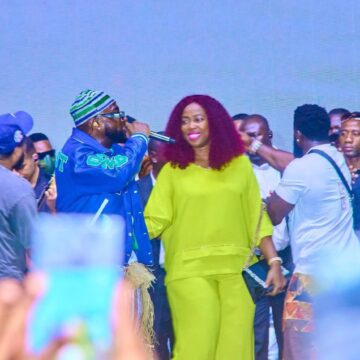 Photo Story: First Lady Of Sierra Leone, Fatima Maada Bio Attends Nigerian Afrobeats Artist Davido’s Performance At Sugarland Beach, Says Music Fosters Unity.