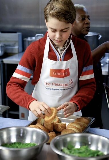 2 Prince William Introduces Eldest Son George, To The First Homeless Shelter Visited With Late Mom, Princess Diana, Prepares Christmas Lunch.