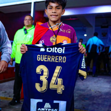 image 15-Year-Old Peruvian Teen Dreams Come Through After Officials Deny Him Entry To Commentate Copa Libertadores Final, Calls The Match Fom A Hill.