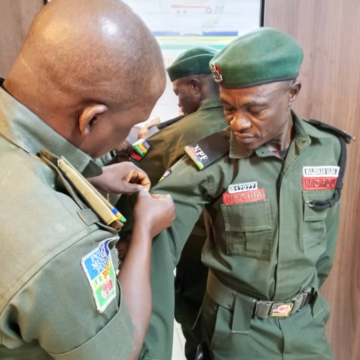 F/No: 517077 CPL Suleiman Musa serving at 45 PMF has been caught on escort last week and he was deducted from Corporal to constable for the offense of indiscipline to lawful order of IGP and presidential order….