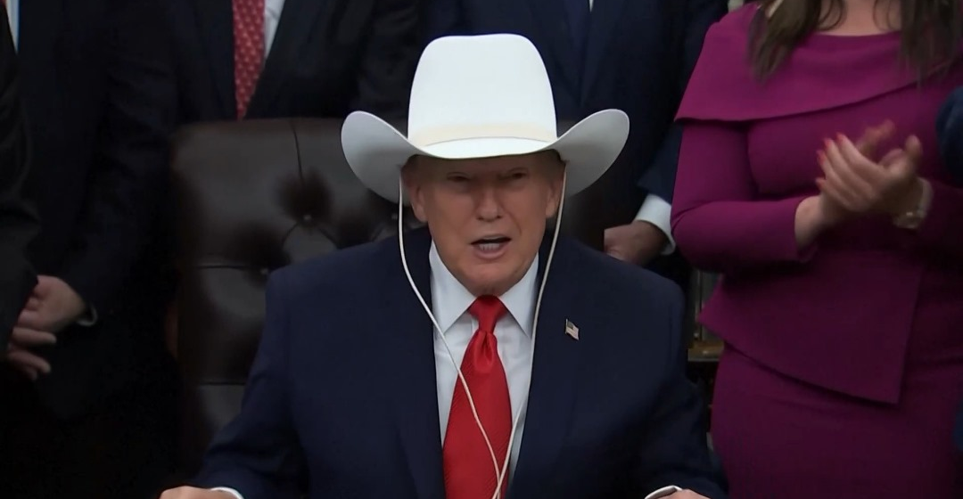 image Captain Of The 1980 “Miracle On Ice” USA Olympic Hockey Team That Upset The Soviets, Proudly Presents Trump With A Team Hat.