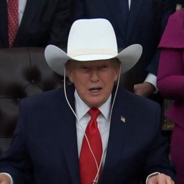 image Captain Of The 1980 “Miracle On Ice” USA Olympic Hockey Team That Upset The Soviets, Proudly Presents Trump With A Team Hat.