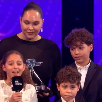 image Thierry Henry’s Children – Teya, Trystan, Tatiana & Gabby – Presenting Their Father With The Lifetime Achievement Award At The 2025 BBC Sport Personality Of The Year Awards