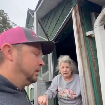 North Carolina Tree Removal Company’s Owner, Personally Delivers Firewood To 85-Year-Old Widow Who Couldn’t Afford Payment, Says It’s A Nice Christmas Present