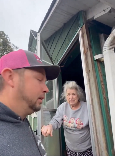 image North Carolina Tree Removal Company’s Owner, Personally Delivers Firewood To 85-Year-Old Widow Who Couldn’t Afford Payment, Says It’s A Nice Christmas Present