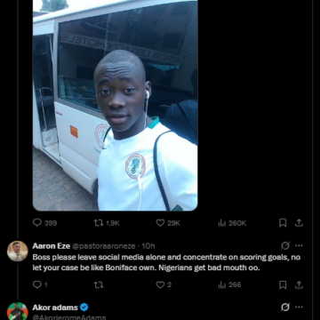 Sevilla Nigerian Striker Akor Adams, Reprimands A Fan Who Berates Him For Using Social Media Like Werder Bremen Footballer Victor Boniface, Who Is Recovering From Knee Surgery.