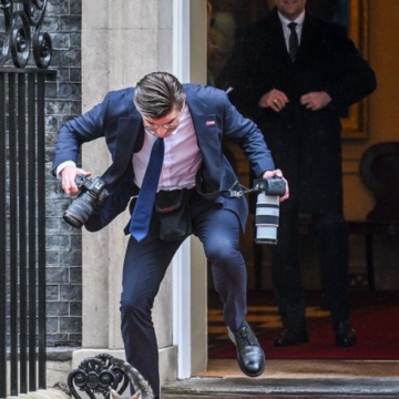 Photo Story: Polish President’s photographer caught tripping over Larry the Cat outside 10 Downing Street While President Nawrocki watches on