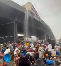 image Lagos Residence Risk Lives To Scoop Fuel As A Tanker Overturned At Tincan Liverpool Bridge, Apapa.