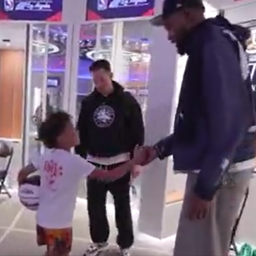 Coach Mitch Johnson’s Son Johnnie Makes The Most Of His Time At NBA All-Star Media Day, Meets KD 🔥Dapping Up Spida 🤝, Shoots Hoops With Steph 🏀