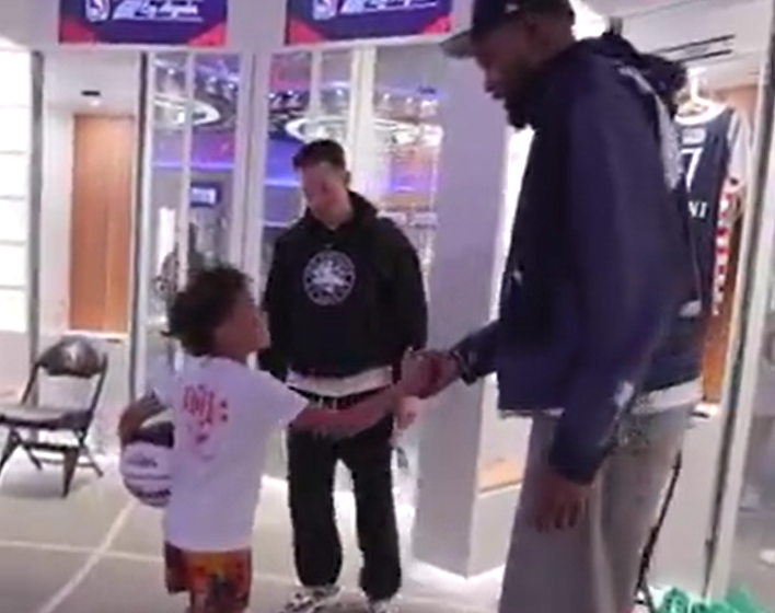 Coach Mitch Johnson’s Son Johnnie Makes The Most Of His Time At NBA All-Star Media Day, Meets KD 🔥Dapping Up Spida 🤝, Shoots Hoops With Steph 🏀