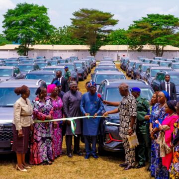 Lagos State Present Senior Government Officerswith New Vehicles, Sanwo-Olu Claims Its To Motivate Them Into Staying More Focus.