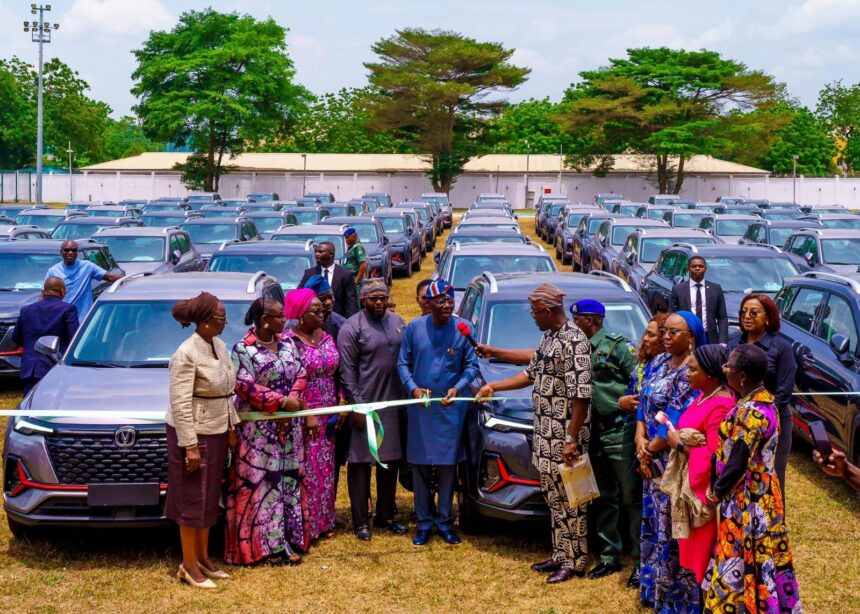 Lagos State Present Senior Government Officerswith New Vehicles, Sanwo-Olu Claims Its To Motivate Them Into Staying More Focus.