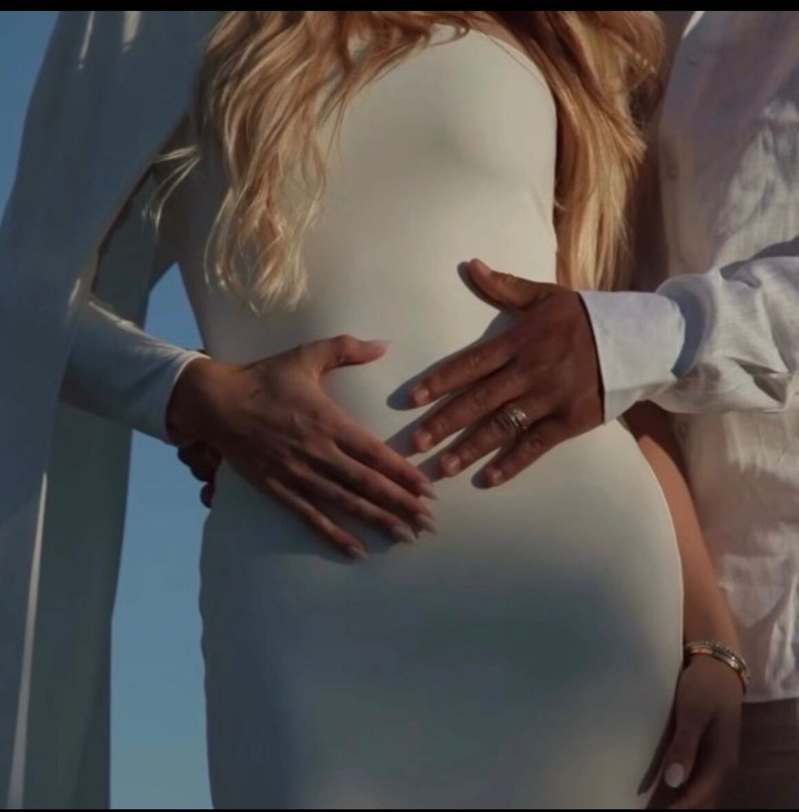 Endrick and his wife have announced that they are expecting a baby. 🤍