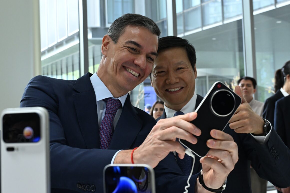 Photo News: President Pedro Sánchez Sells Pitches Spain Competitive Industry To Lei Jun Founder Of Xiaomi During Visitation.