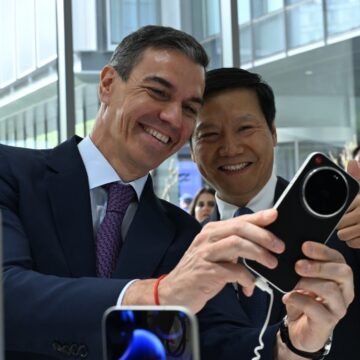WhatsApp Image 2026-04-13 at 11.21.18 AM Photo News: President Pedro Sánchez Sells Pitches Spain Competitive Industry To Lei Jun Founder Of Xiaomi During Visitation.