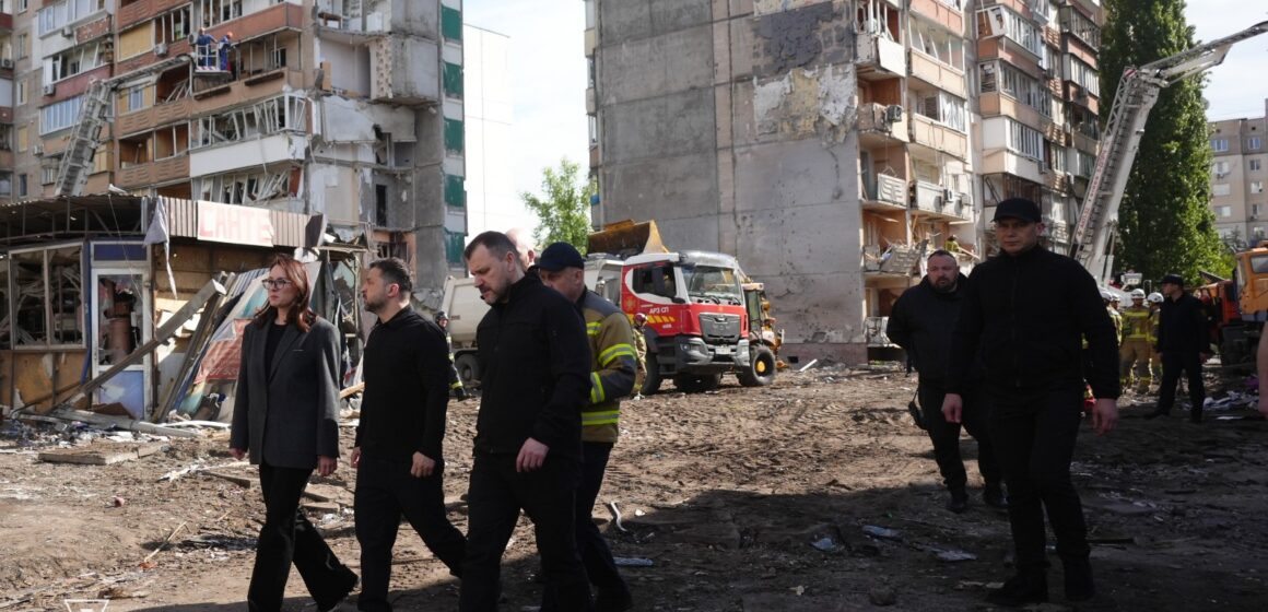 Zelenskyy Honors The Memory Of Those Killed At The Site Of The Residential Building Destroyed By A Russian Missile Strike, Calls The World To Remember