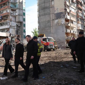Zelenskyy Honors The Memory Of Those Killed At The Site Of The Residential Building Destroyed By A Russian Missile Strike, Calls The World To Remember